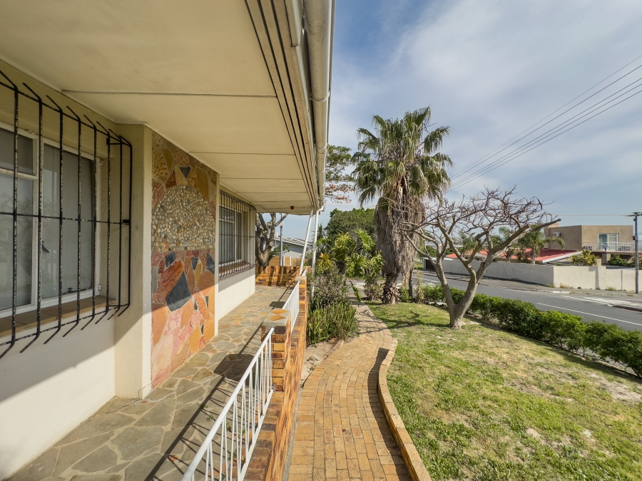 5 Bedroom Property for Sale in Avondale Western Cape